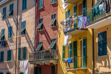 Riomaggiore, İtalya - 29 Nisan 2017 - Ünlü Cinque Terre Milli Parkı'nın içinde, Liguria'daki ünlü Riomaggiore kasabasının renkli evinin görünümü.