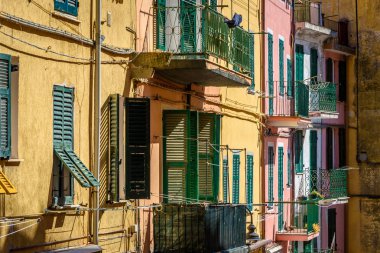Riomaggiore, İtalya - 29 Nisan 2017 - Ünlü Cinque Terre Milli Parkı'nın içinde, Liguria'daki ünlü Riomaggiore kasabasının renkli evinin görünümü.
