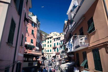 Riomaggiore, İtalya - 29 Nisan 2017 - Ünlü Cinque Terre Milli Parkı'nın içinde, Liguria'daki güzel Riomaggiore kasabasının bir caddesinin görünümü.