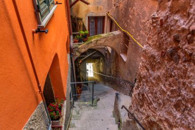 Riomaggiore, İtalya - 29 Nisan 2017 - Ünlü Cinque Terre Milli Parkı'nın içinde, Liguria'daki güzel Riomaggiore kasabasının bir caddesinin görünümü.