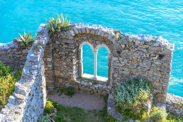 Starożytne ruiny i morze — Zdjęcie stockowe