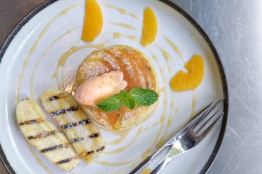 Bir plaka üzerinde muz ile gözleme