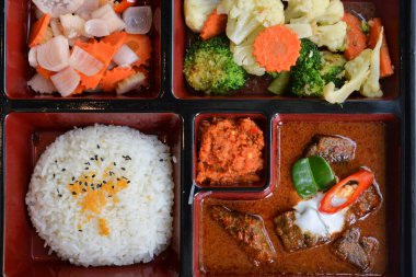 Biftek sosu Bento - yaratıcı yemek Pilav