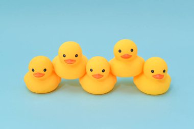 Ekip çalışması kavramı, lastik ördek omuz stand amigo dublör.