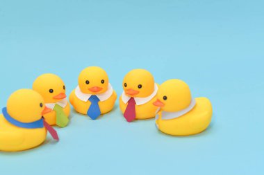 Ofis Toplantı kavramı, lastik ördek görüşüyorlar.