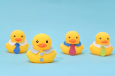 Liderlik kavramı, bir lastik ördek satırından duruyor.