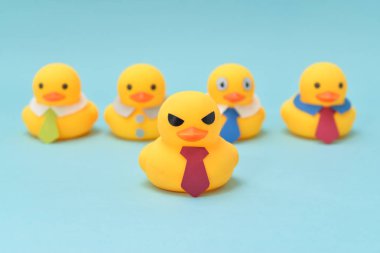 Office hayat kavramı, lastik ördek ve zorlu patron.