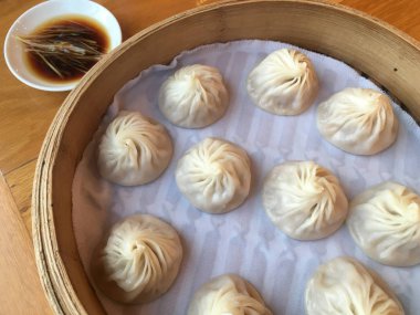 Bambu sepet içinde çorba hamur tatlısı (Xiaolongbao)