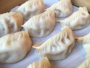 Bambu sepet içinde karides ve domuz eti hamur tatlısı