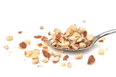 Beyaz arka plan - izole bir kaşık doğranmış badem