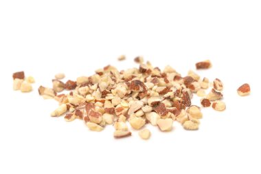 Beyaz arka planda izole - kıyılmış badem