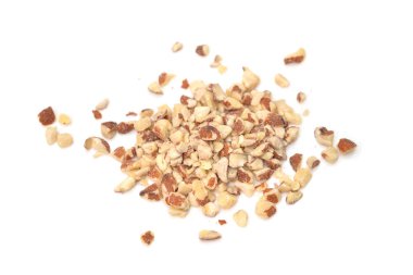 Beyaz zemin üzerine kıyılmış badem