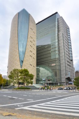 Osaka, Japonya - 23 Kasım 2016: bina Nhk, Japonya'da ünlü yayın şirketi görülür caddesine yakın Osaka Kalesi alan, Osaka, Japonya.