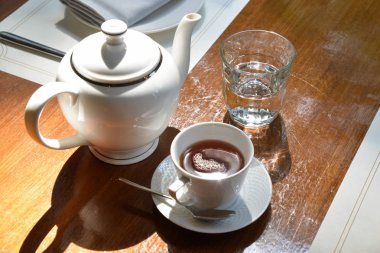 Yemek masası ile çay ve çaydanlık