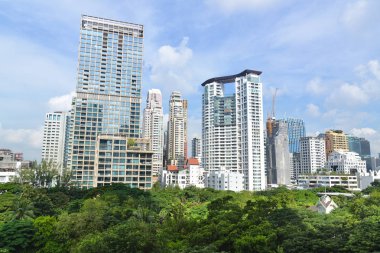 Bangkok, Tayland - 23 Eylül 2018: Birçok yüksek binaların çevresinde Ploenchit alan, Bangkok, Tayland ünlü iş bölgesinde görülür.