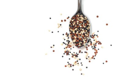 Beyaz arka plan üzerinde Quinoa (kırmızı, beyaz ve siyah)
