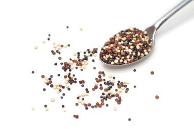 Beyaz arka plan üzerinde Quinoa (kırmızı, beyaz ve siyah)