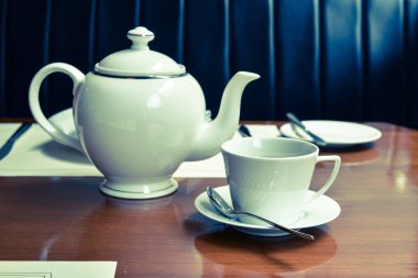 Yemek masası ile çay ve çaydanlık