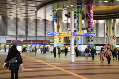 Kitakyushu, Japonya - 23 Kasım 2018: yolcu Kokura İstasyonu, Kitakyushu, Japonya'nın ana istasyonu koridor boyunca yürüyor