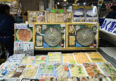 Shimonoseki, Japonya - 23 Kasım 2018: faklı pazarda, Shimonoseki, Japonya Fuku dilimleri (Kirpi balığı) satılmaktadır