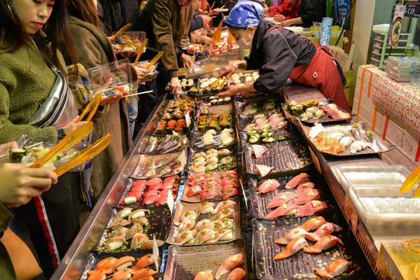 Shimonoseki Japan November 2018 Verkäufer Verkauft Verschiedene Sushi Auf Dem — Stockfoto