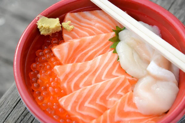 ボウルに ご飯と鮭 帆立貝 魚の卵日本します — ストック写真