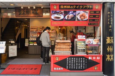 Nagasaki, Japonya - 17 Kasım 2018: Turist satın alma geleneksel gıda Chinatown, Nagasaki, Japonya