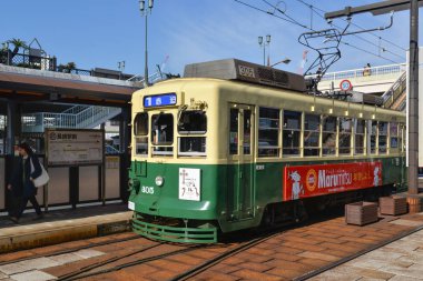 Nagasaki, Japonya - 17 Kasım 2018: Tramvaylar durdurma Nagasaki istasyonunda, Nagasaki, Japonya