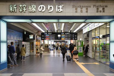 Kitakyushu, Japonya - 22 Kasım 2018: yolcu Kokura İstasyonu, Kitakyushu, Japonya'nın ana istasyonu koridor boyunca yürüyor