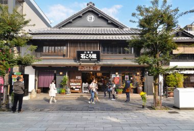Dazaifu, Japonya - 19 Kasım 2018: Çok sayıda turistin mağazaları yürüyüş ve depolanan Dazaifu Tenmangu tapınak girişine yakın, Japonya