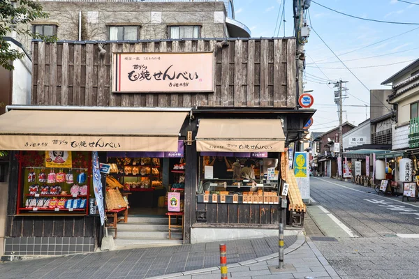 Tiendas y tiendas cerca de Dazaifu Tenmangu Shrine, Japón — Foto de Stock