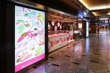 Fukuoka, Japonya - 20 Kasım 2018: Hello Kitty Shinkansen kafe Hakata İstasyonu, Fukuoka, Japonya koridor görülür