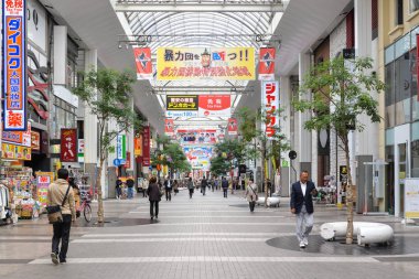 Kumamoto, Japonya - 20 Kasım 2018: Birçok kişi dükkan ve restoranlar Shimotori Alışveriş Merkezi, Kumamoto, Japonya boyunca yürüyüş