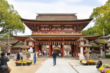 Dazaifu, Japonya - 19 Kasım 2018: Birçok turistler ve yerel halkın ziyaret Dazaifu Tenmangu Tapınak, Japonya