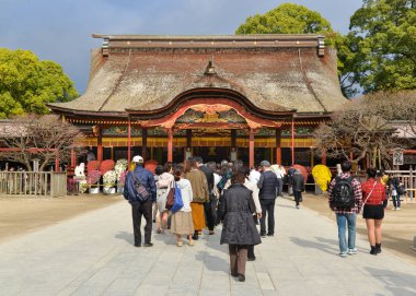 Dazaifu, Japonya - 19 Kasım 2018: Birçok turistler ve yerel halkın ziyaret Dazaifu Tenmangu Tapınak, Japonya