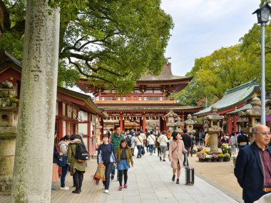 Dazaifu, Japonya - 19 Kasım 2018: Birçok turistler ve yerel halkın ziyaret Dazaifu Tenmangu Tapınak, Japonya
