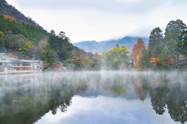Lake Kinrin ile sabah sis, Yufuin, Japonya