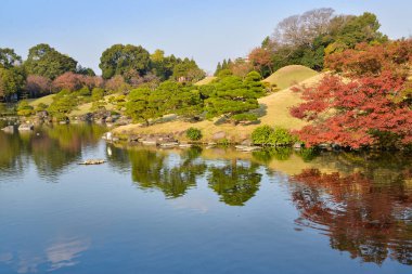 Kumamoto, Japonya, 20 Kasım 2018: Suizenji Bahçe Peyzaj gölet, Kumamoto, Japonya diğer taraftan görülür