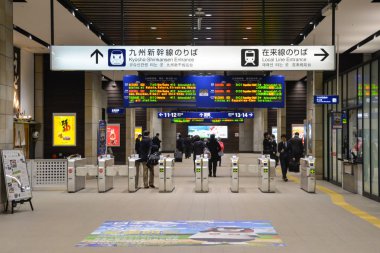 Kumamoto, Japonya, 21 Kasım 2018: Kumamoto İstasyonu, Kumamoto Japonya kapıda girip birçok insanlar yürüyor