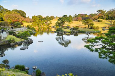 Kumamoto, Japonya, 20 Kasım 2018: Suizenji Bahçe Peyzaj gölet, Kumamoto, Japonya diğer taraftan görülür
