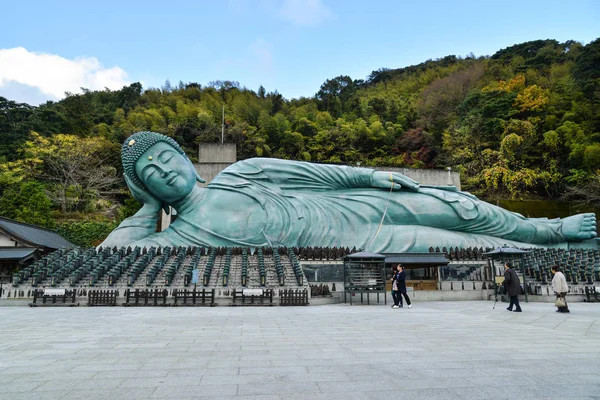 Fukuoka, Japonya - 19 Kasım 2018: Turist Nanzoin yatan Buda, Fukuoka, Japonya ziyaret ediyor
