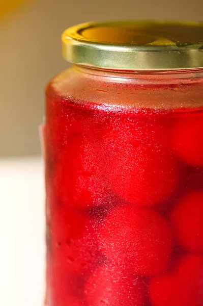 Cereza al maraschino sobre fondo blanco — Foto de Stock