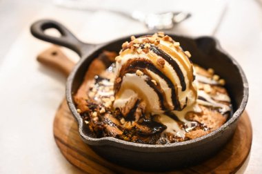 Bir tavada kurabiye ile Vanilyalı dondurma