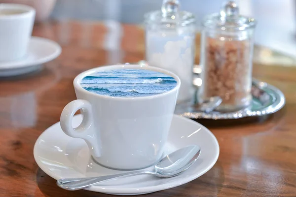 Mare in una tazza di caffè (concetto di vacanza da sogno ) — Foto Stock