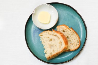 Mavi plaka üzerinde ekmek ve tereyağı-üstte görünüm