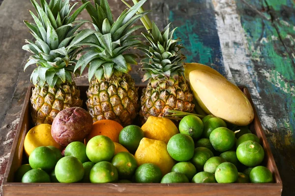 Fruta tropical na bandeja de madeira — Fotografia de Stock