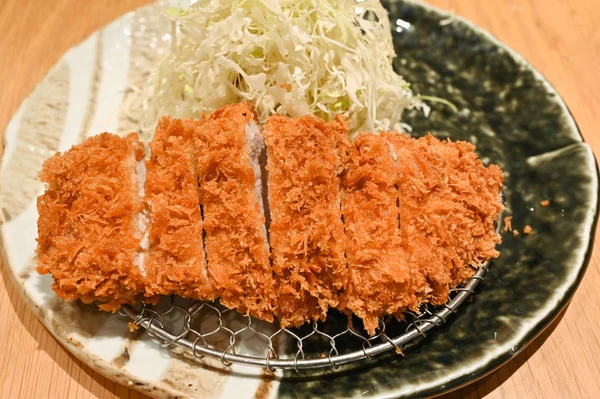 Japanisches gebratenes Schweineschnitzel mit geschreddertem Kohl (Tonkatsu), Japan — Stockfoto
