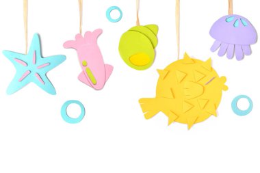 Beyaz arka plan üzerinde deniz yaşamı kiraz kuşu kağıt kesme - izole