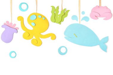 Beyaz arka plan üzerinde deniz yaşamı kiraz kuşu kağıt kesme - izole