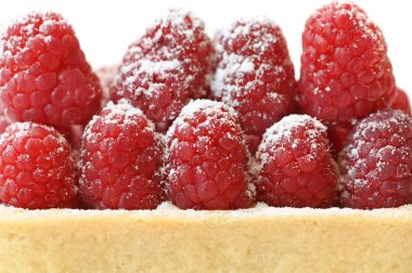 Beyaz arka plan üzerinde Ahududu tart - izole